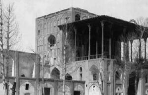 تصویری از عمارت عالی قاپو در سال ۱۲۸۰