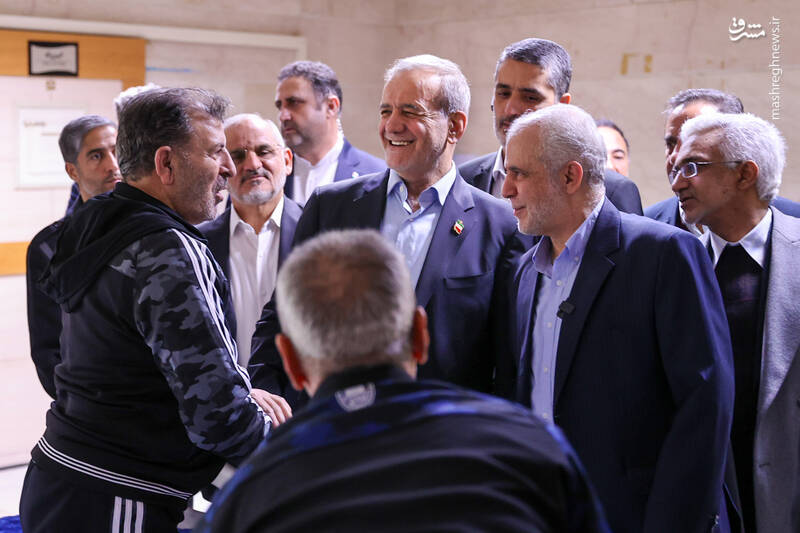 عکس/ عیادت پزشکیان از جانبازان اعصاب و روان بیمارستان صدر