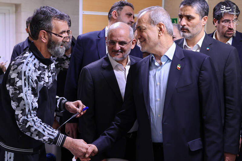 عکس/ عیادت پزشکیان از جانبازان اعصاب و روان بیمارستان صدر