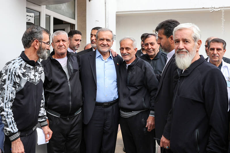 عکس/ عیادت پزشکیان از جانبازان اعصاب و روان بیمارستان صدر