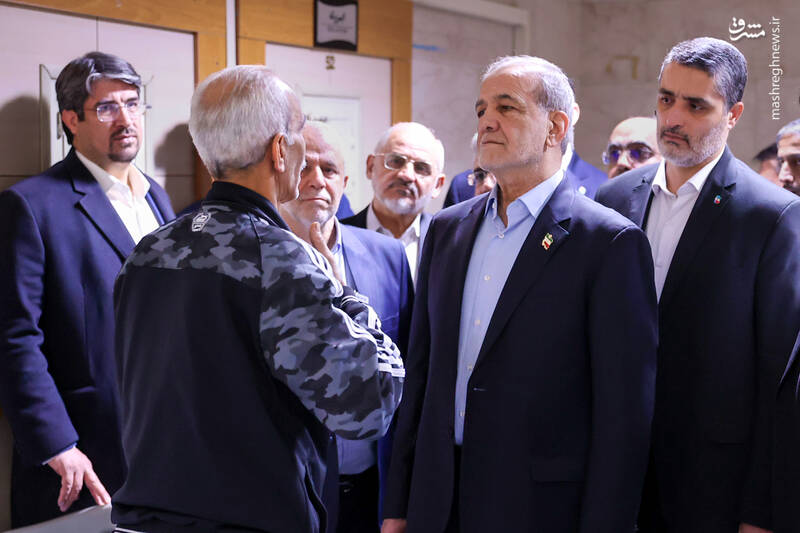 عکس/ عیادت پزشکیان از جانبازان اعصاب و روان بیمارستان صدر