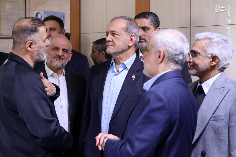 عکس/ عیادت پزشکیان از جانبازان اعصاب و روان بیمارستان صدر