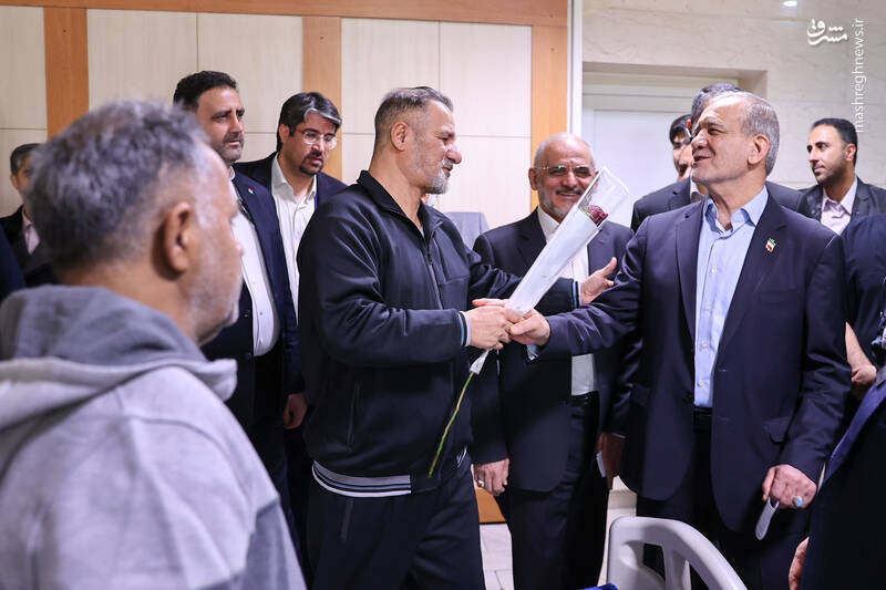 عکس/ عیادت پزشکیان از جانبازان اعصاب و روان بیمارستان صدر