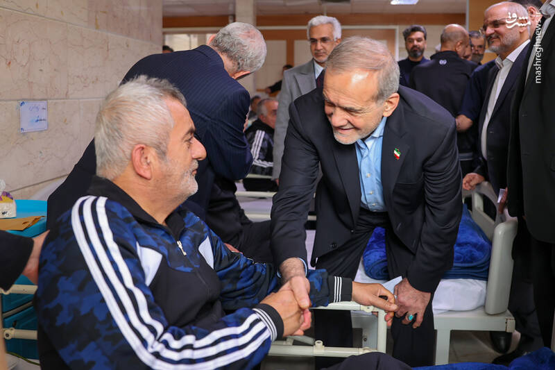 عکس/ عیادت پزشکیان از جانبازان اعصاب و روان بیمارستان صدر