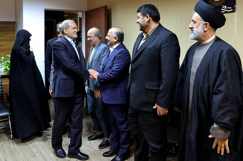 عکس/ عیادت پزشکیان از جانبازان اعصاب و روان بیمارستان صدر