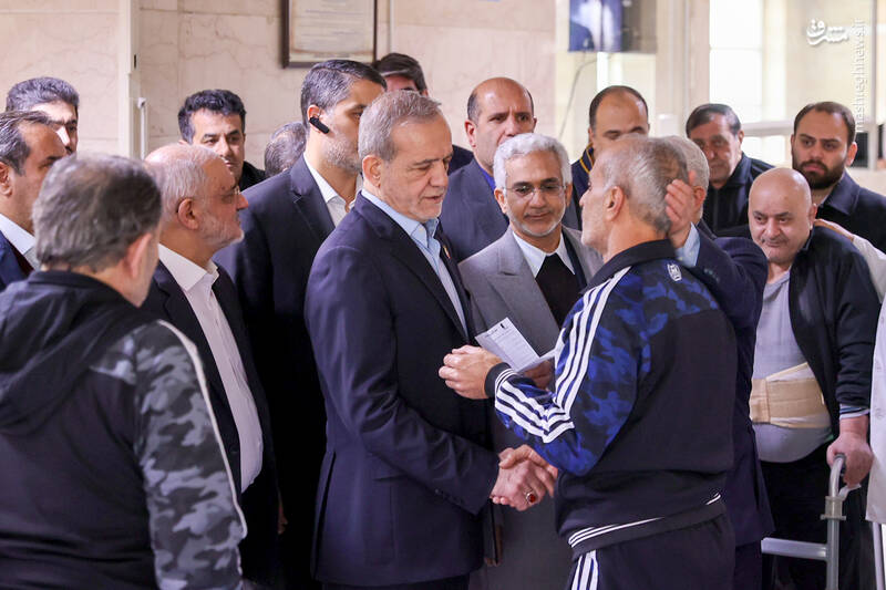 عکس/ عیادت پزشکیان از جانبازان اعصاب و روان بیمارستان صدر