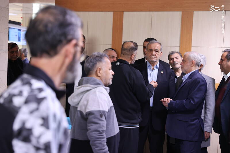 عکس/ عیادت پزشکیان از جانبازان اعصاب و روان بیمارستان صدر