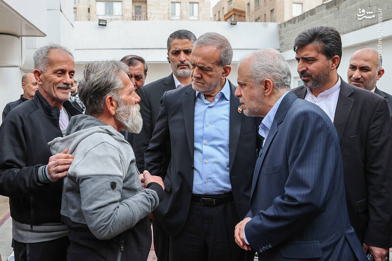 عکس/ عیادت پزشکیان از جانبازان اعصاب و روان بیمارستان صدر