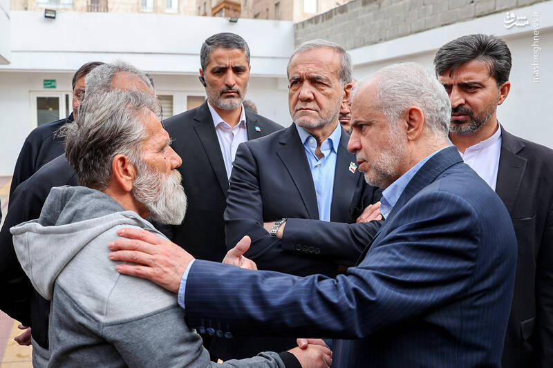 عکس/ عیادت پزشکیان از جانبازان اعصاب و روان بیمارستان صدر