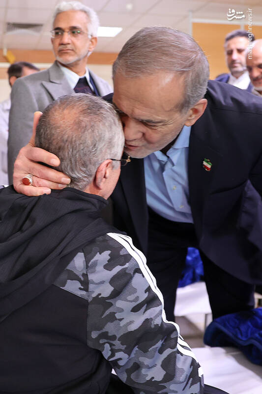 عکس/ عیادت پزشکیان از جانبازان اعصاب و روان بیمارستان صدر