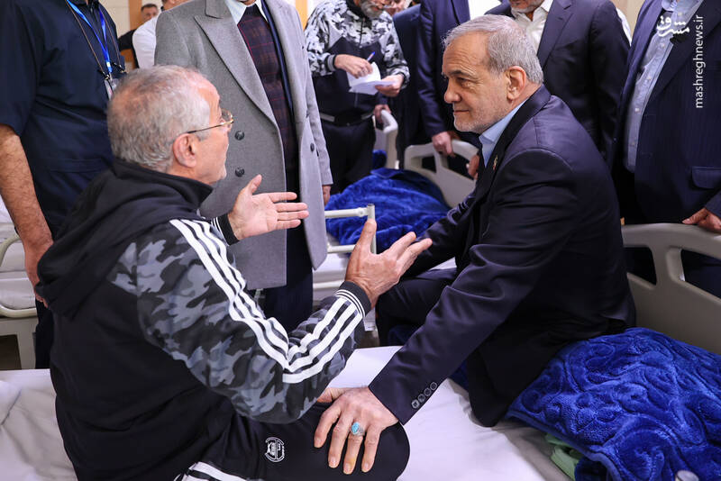 عکس/ عیادت پزشکیان از جانبازان اعصاب و روان بیمارستان صدر