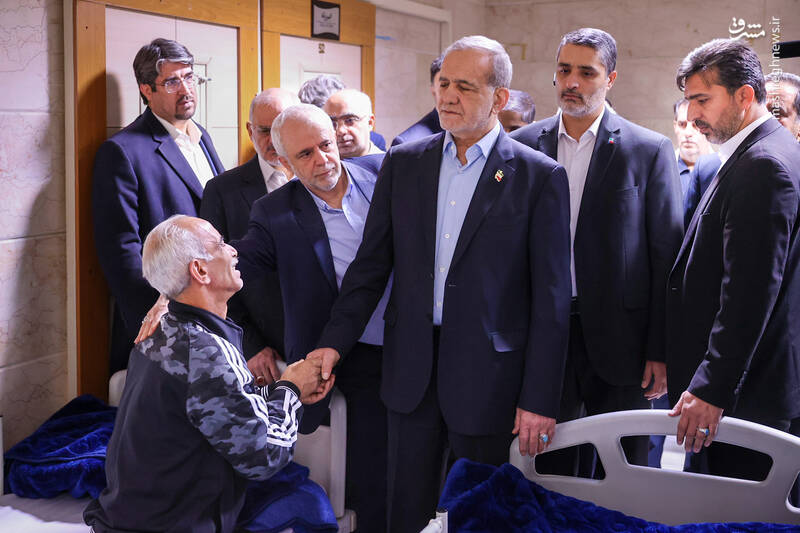 عکس/ عیادت پزشکیان از جانبازان اعصاب و روان بیمارستان صدر