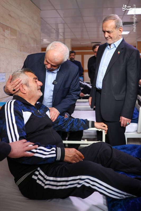 عکس/ عیادت پزشکیان از جانبازان اعصاب و روان بیمارستان صدر