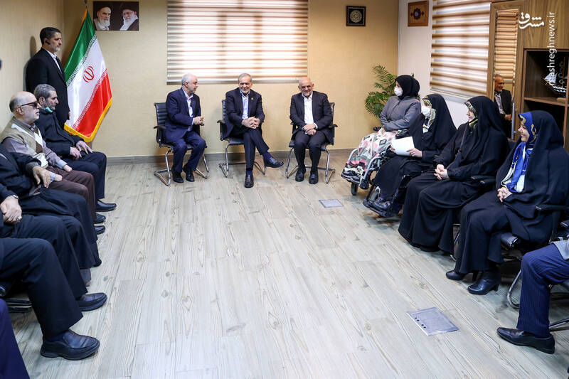 عکس/ عیادت پزشکیان از جانبازان اعصاب و روان بیمارستان صدر