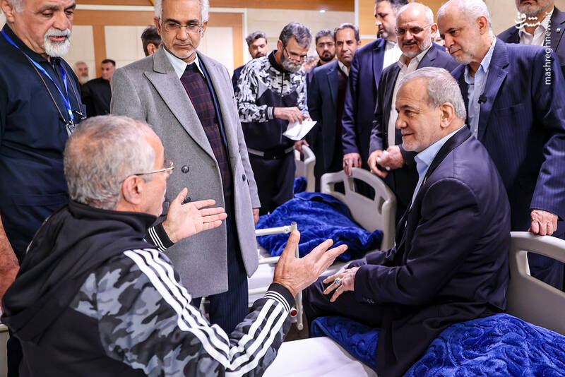 عکس/ عیادت پزشکیان از جانبازان اعصاب و روان بیمارستان صدر