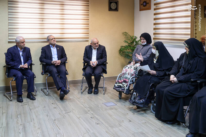 عکس/ عیادت پزشکیان از جانبازان اعصاب و روان بیمارستان صدر