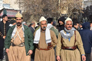 حضور اهالی کرمانشاه با لباس محلی در راهپیمایی ۲۲ بهمن