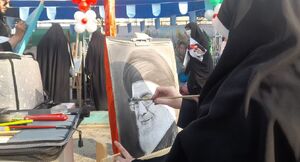 عکس/ طراحی چهره رهبر انقلاب در حاشیه راهپیمایی ۲۲ بهمن