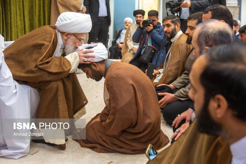 عمامه گذاری طلاب حوزه‌های علمیه در دفاتر مراجع عظام تقلید در قم به مناسبت نیمه شعبان