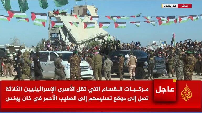 ششمین مرحله تبادل اسرا/ بنر نیروهای مقاومت در محل تبادل: جایی نخواهیم رفت جز به قدس/ ۳۶۰ اسیر فلسطینی آزاد میشوند/ هدیه رزمندگان فلسطینی به یکی از اسرای صهیونیست/ بخش اول اسرای فلسطینی وارد رام الله شدند