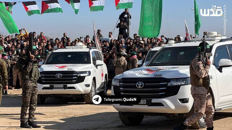 ششمین مرحله تبادل اسرا/ بنر نیروهای مقاومت در محل تبادل: جایی نخواهیم رفت جز به قدس/ ۳۶۰ اسیر فلسطینی آزاد میشوند/ هدیه رزمندگان فلسطینی به یکی از اسرای صهیونیست/ بخش اول اسرای فلسطینی وارد رام الله شدند