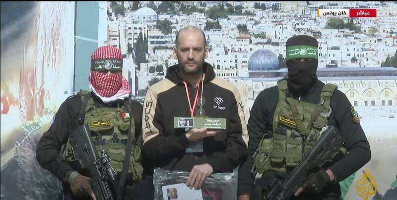 ششمین مرحله تبادل اسرا/ بنر نیروهای مقاومت در محل تبادل: جایی نخواهیم رفت جز به قدس/ ۳۶۰ اسیر فلسطینی آزاد میشوند/ هدیه رزمندگان فلسطینی به یکی از اسرای صهیونیست/ بخش اول اسرای فلسطینی وارد رام الله شدند