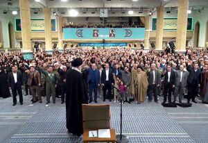 لحظه ورود رهبر انقلاب به حسینیه امام خمینی(ره)