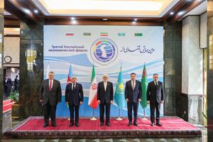 عکس یادگاری اعضای همایش اقتصادی خزر در کاخ سعدآباد