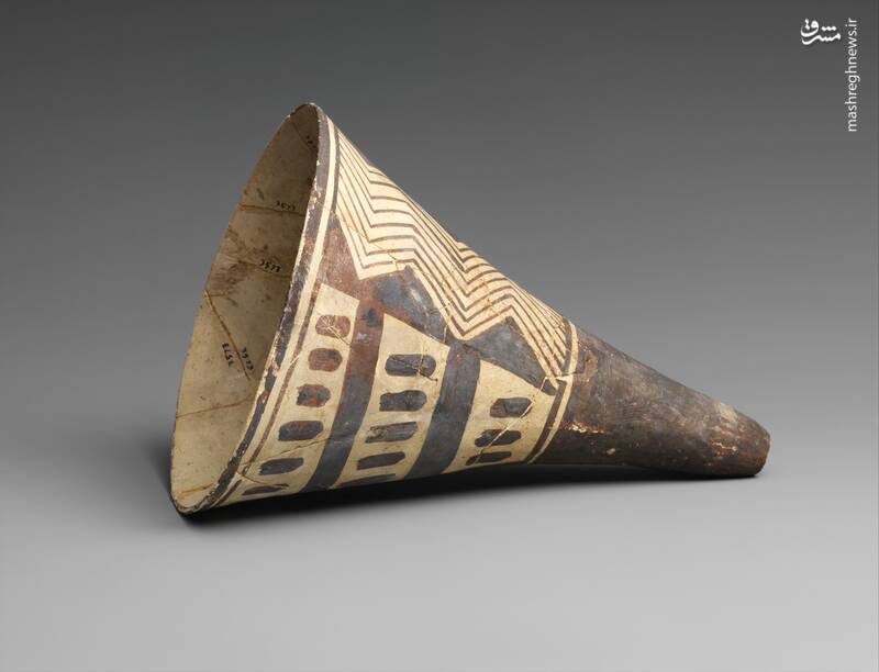 کوزه مخروطیشکل با نقوش هندسی کشف شده از تخت جمشید+ عکس