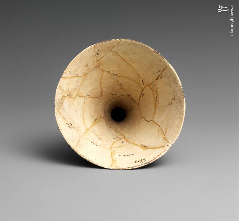 کوزه مخروطیشکل با نقوش هندسی کشف شده از تخت جمشید+ عکس