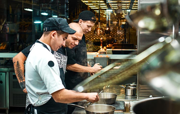 10 نکته مهم برای افزایش طول عمر تجهیزات آشپزخانه صنعتی