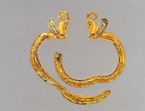 تصویری از دستبند طلای هخامنشی در موزه میهو ژاپن