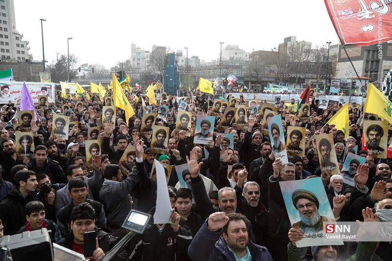 عکس/ اجتماع مردم مشهد همزمان با مراسم تشییع شهیدان مقاومت