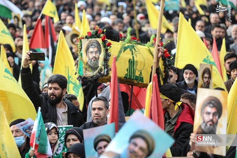 عکس/ اجتماع مردم مشهد همزمان با مراسم تشییع شهیدان مقاومت