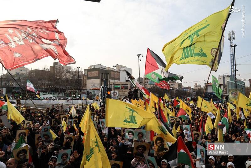 عکس/ اجتماع مردم مشهد همزمان با مراسم تشییع شهیدان مقاومت