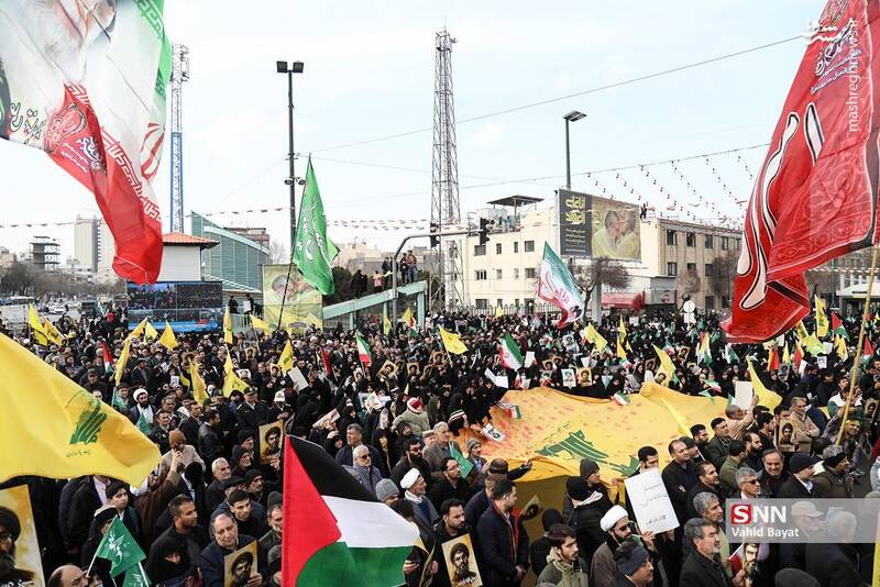 عکس/ اجتماع مردم مشهد همزمان با مراسم تشییع شهیدان مقاومت