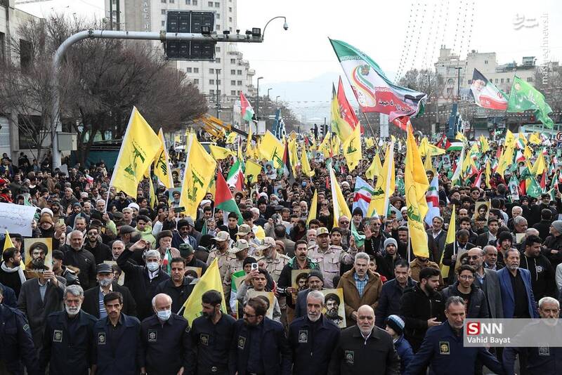 عکس/ اجتماع مردم مشهد همزمان با مراسم تشییع شهیدان مقاومت
