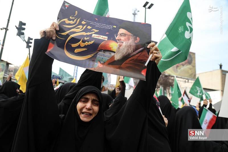 عکس/ اجتماع مردم مشهد همزمان با مراسم تشییع شهیدان مقاومت