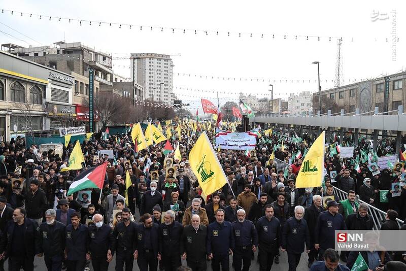 عکس/ اجتماع مردم مشهد همزمان با مراسم تشییع شهیدان مقاومت