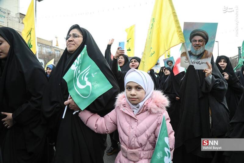 عکس/ اجتماع مردم مشهد همزمان با مراسم تشییع شهیدان مقاومت