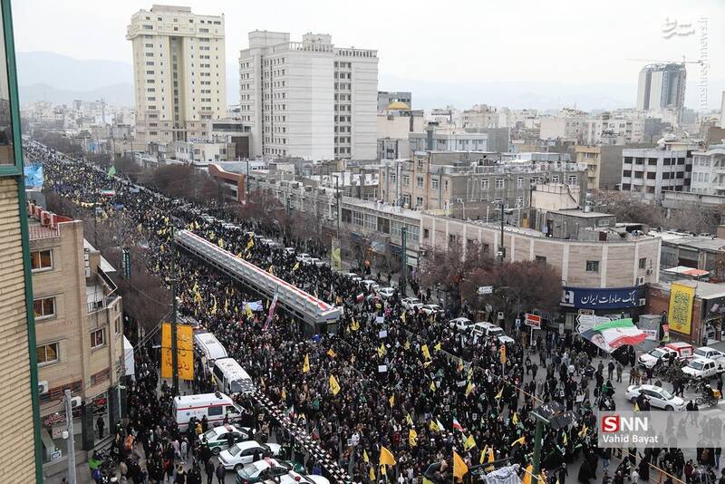 عکس/ اجتماع مردم مشهد همزمان با مراسم تشییع شهیدان مقاومت