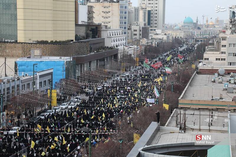 عکس/ اجتماع مردم مشهد همزمان با مراسم تشییع شهیدان مقاومت