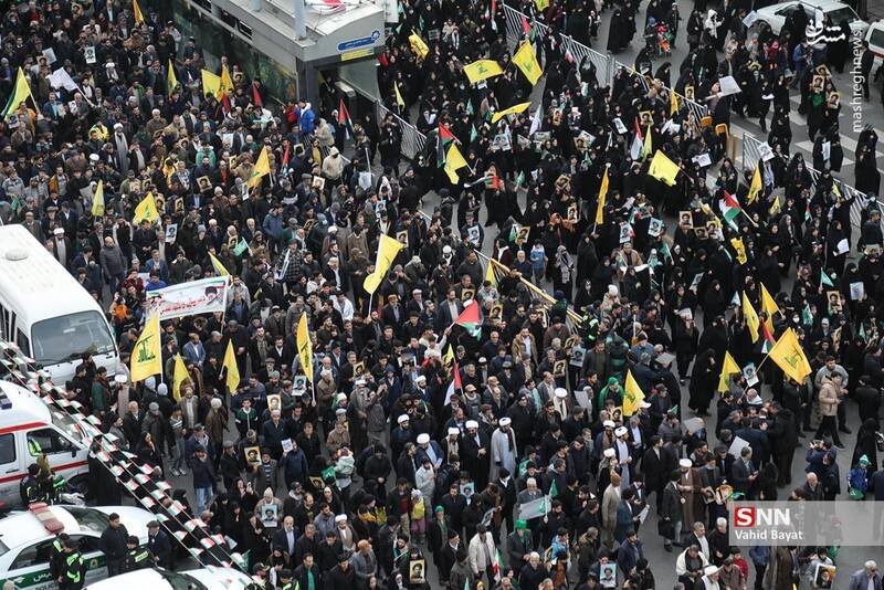 عکس/ اجتماع مردم مشهد همزمان با مراسم تشییع شهیدان مقاومت