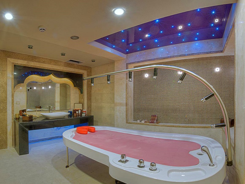 لیست بهترین هتل با جکوزی داخل اتاق مشهد، برای تجربهای آرامشبخش