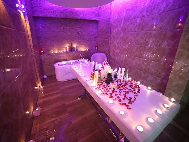 لیست بهترین هتل با جکوزی داخل اتاق مشهد، برای تجربهای آرامشبخش