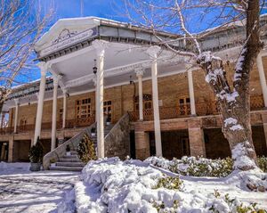 تصویری از باغ، عمارت نظری همدان با معماری دوره قاجار