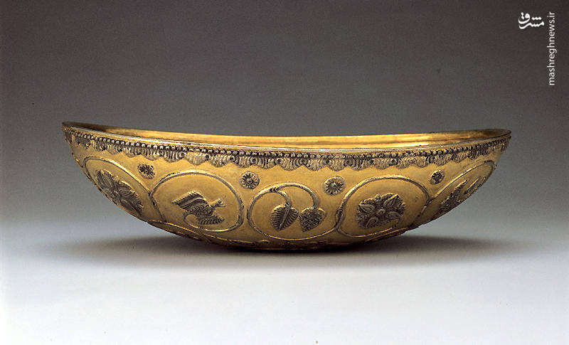 تصویری از یک ظرف دوره ساسانی با تزئین درخت انگور و قرقاول