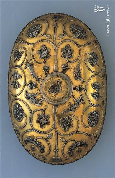 تصویری از یک ظرف دوره ساسانی با تزئین درخت انگور و قرقاول