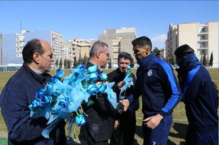 جویباری در جمع اعضای تیم استقلال؛ با قدرت به مصاف پرسپولیس بروید