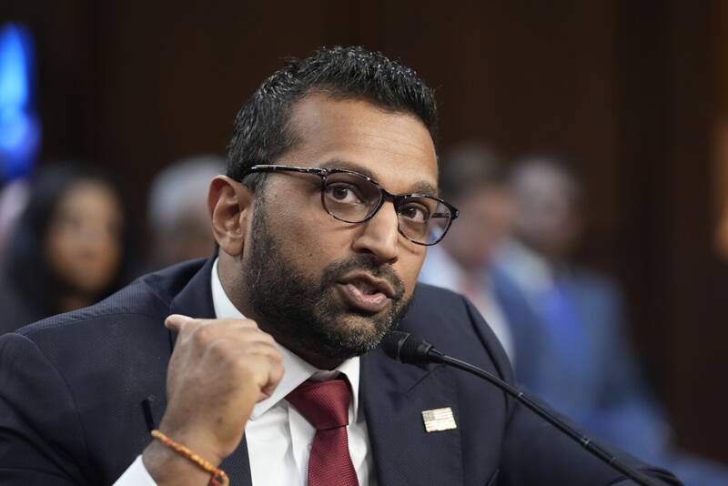 حذف اطلاعات بزرگترین پروندههای فساد «دولت پنهان» توسط FBI/ آیا رییس جدید FBI رازهای سیاه جفری اپستین را فاش خواهد کرد؟